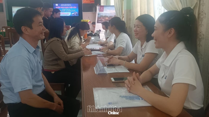 Gần 100 lao động tham gia phiên giao dịch việc làm tại xã Vạn Thắng