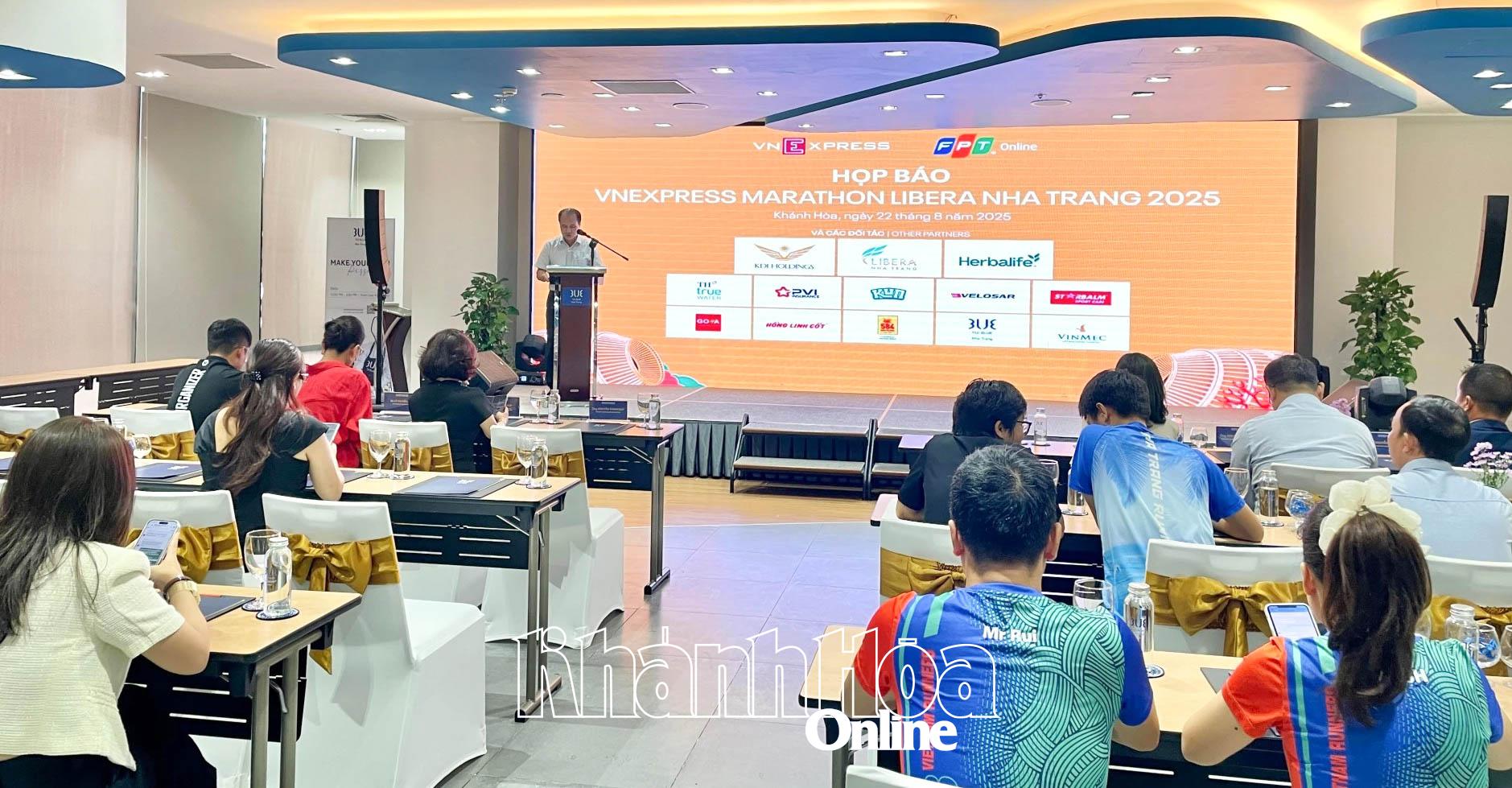 Quang cảnh buổi họp báo.