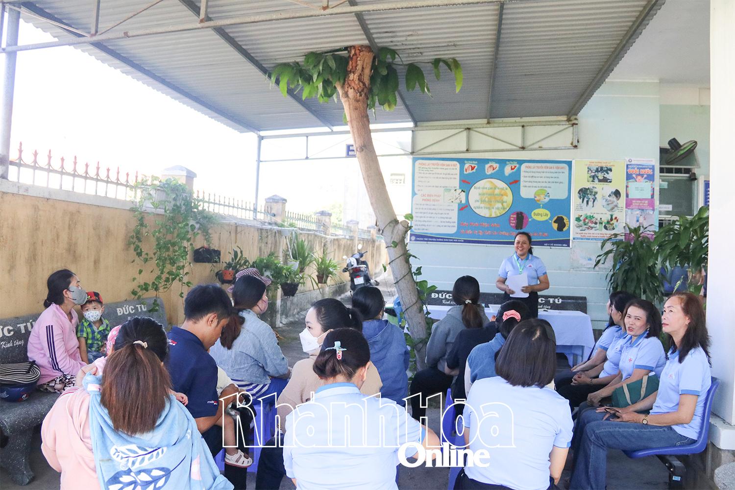 Thực hiện tuyên truyền về chăm sóc sức khỏe sinh sản tại Trạm Y tế Cam Phú, phường Cam Ranh.