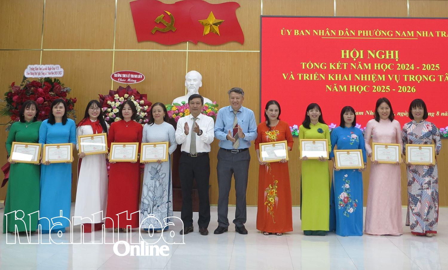 Ông Trần Nam Bình - Bí thư Đảng ủy, Chủ tịch HĐND phường Nam Nha Trang và đại diện Sở Giáo dục và Đào tạo trao danh hiệu Tập thể lao động tiên tiến cho các trường.