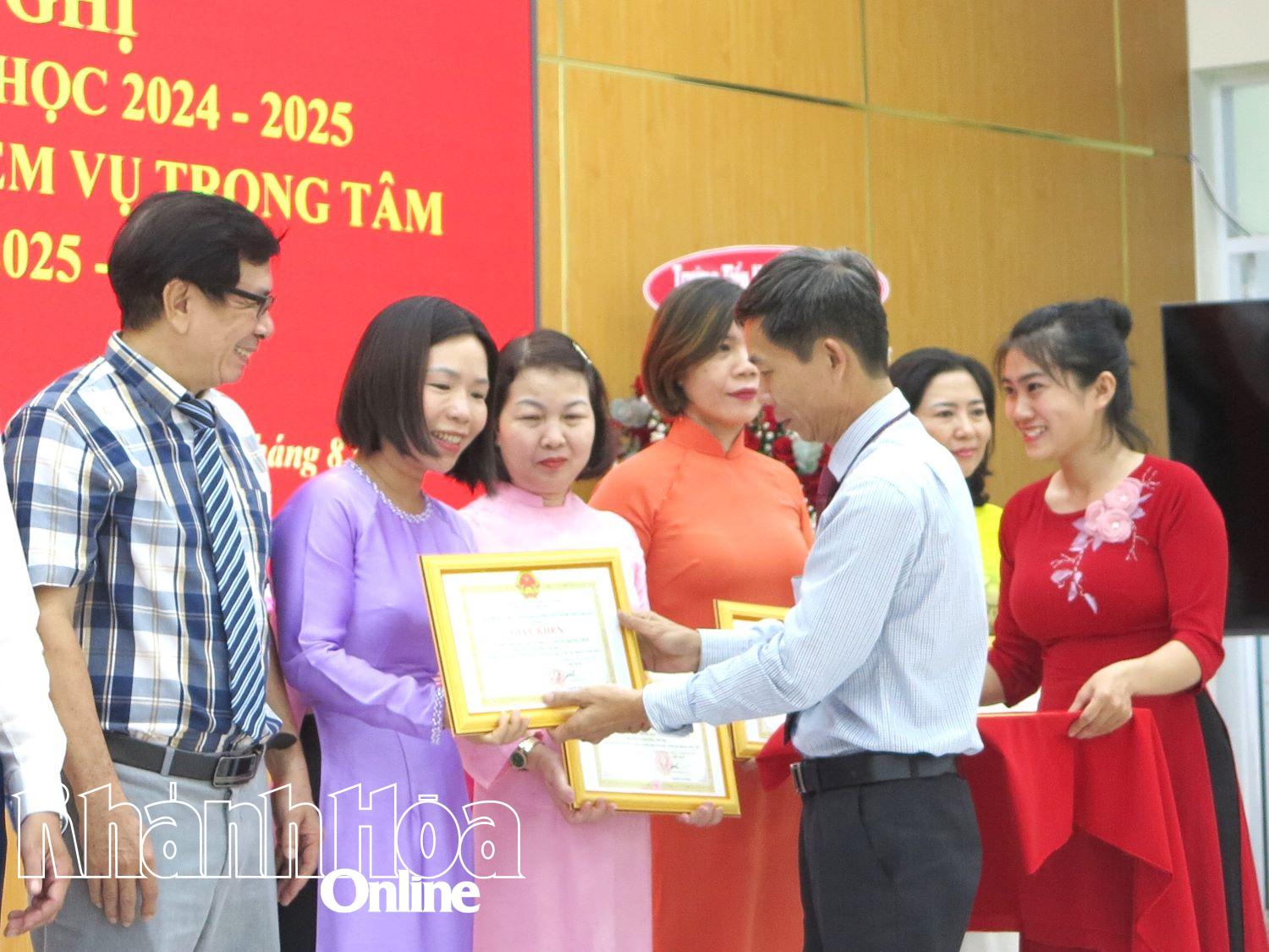 Đồng chí Nguyễn Văn Minh - Phó Bí thư Đảng ủy, Chủ tịch UBND phường Nam Nha Trang trao danh hiệu Tập thể lao động tiên tiến cho các trường.