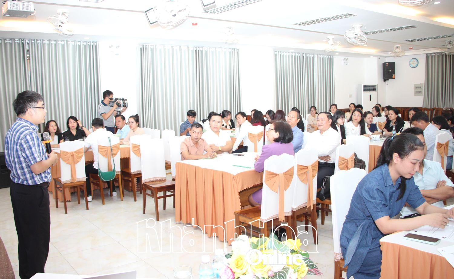 Các đại biểu lắng nghe nội dung tại hội nghị.