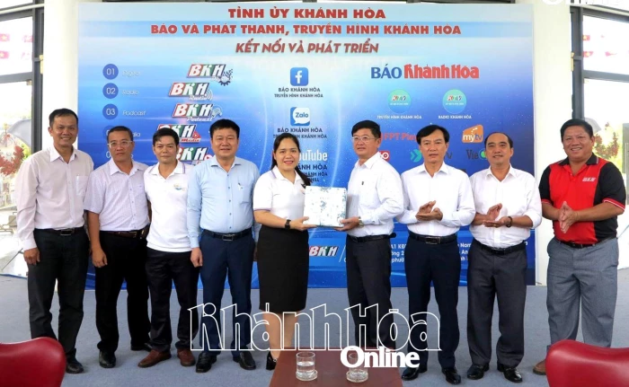 Học viên lớp Trung cấp Lý luận chính trị khóa 182 nghiên cứu thực tế tại Báo và Phát thanh, Truyền hình Khánh Hòa
