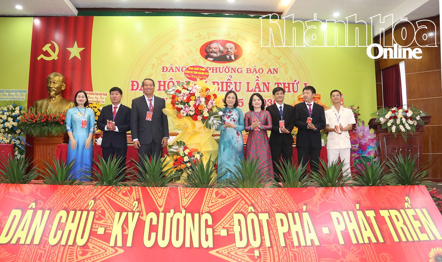 Đồng chí Trần Thu Mai tặng hoa chúc mừng đại hội.