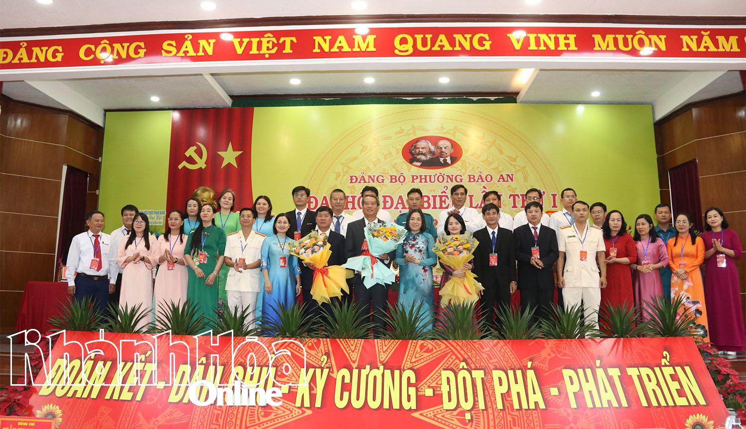 Đồng chí Trần Thu Mai tặng hoa chúc mừng Ban Chấp hành Đảng bộ phường Bảo An nhiệm kỳ 2025 - 2030.