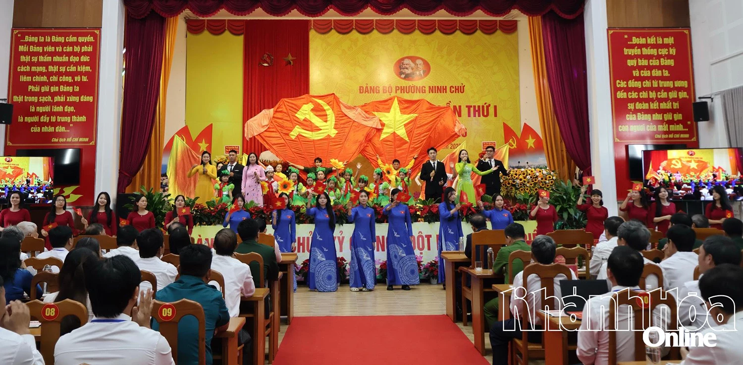 Văn nghệ chào mừng đại hội.