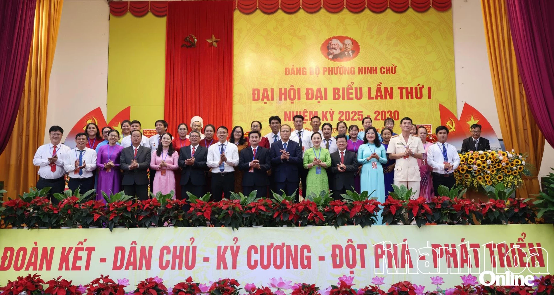 Đồng chí Nguyễn Khắc Hà chúc mừng Ban Chấp hành Đảng bộ phường Ninh Chử.