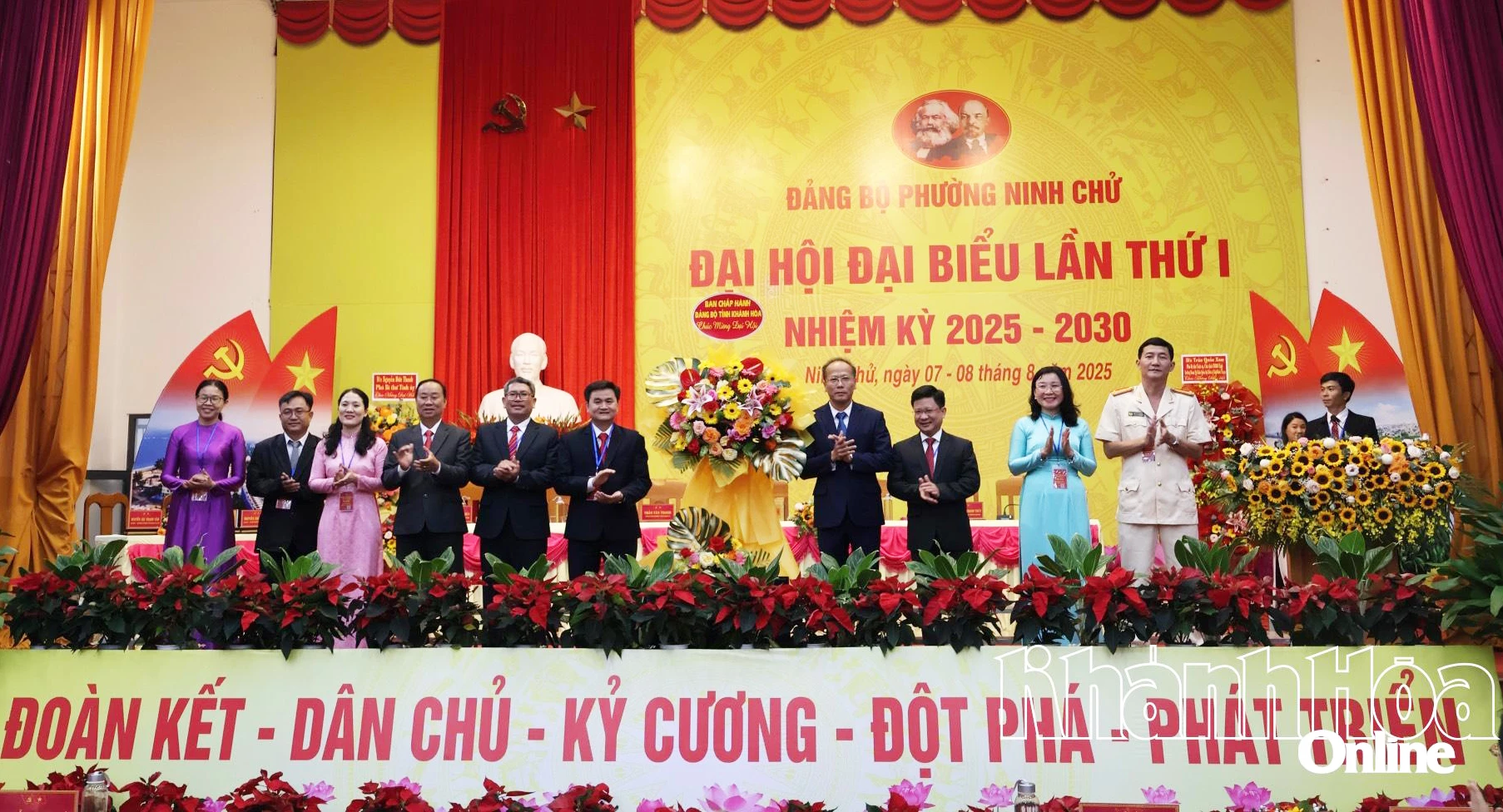 Đồng chí Nguyễn Khắc Hà tặng hoa chúc mừng đại hội.