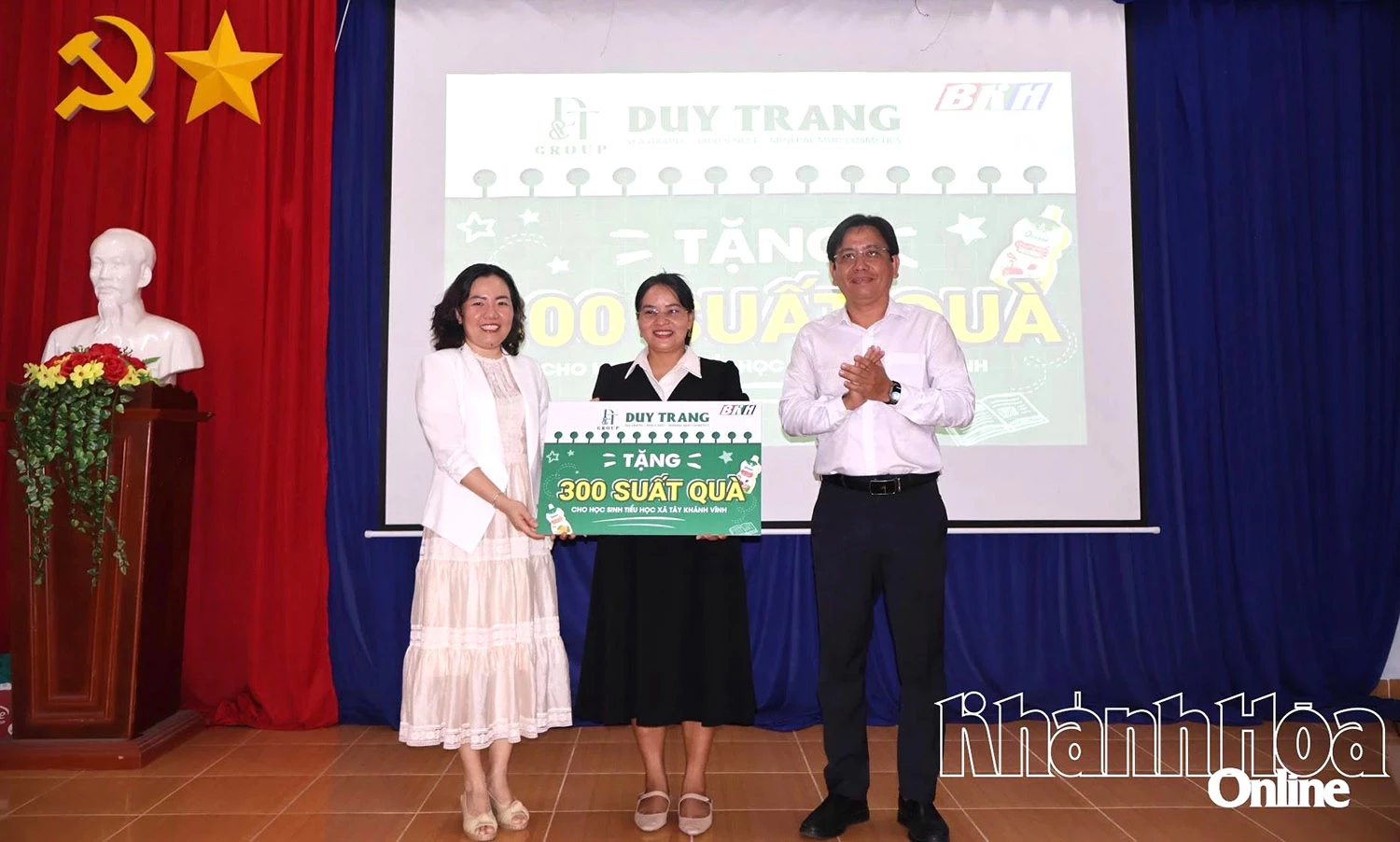 Ông Cung Phú Quốc - Phó Tổng Biên tập Báo và Phát Thanh, Truyền hình Khánh Hòa; bà Nguyễn Thị Thu Trang - Phó Tổng Giám đốc Công ty Cổ phần rong biển DT Khánh Hòa trao biểu trưng suất quà cho lãnh đạo UBND xã Tây Khánh Vĩnh.