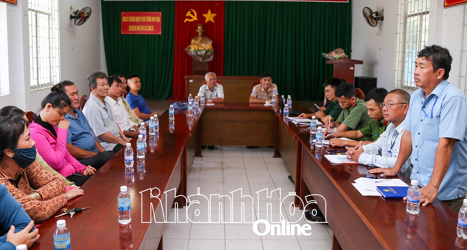 Ngư dân phường Đông Hải nghe hướng dẫn các quy định về chống khai thác IUU.