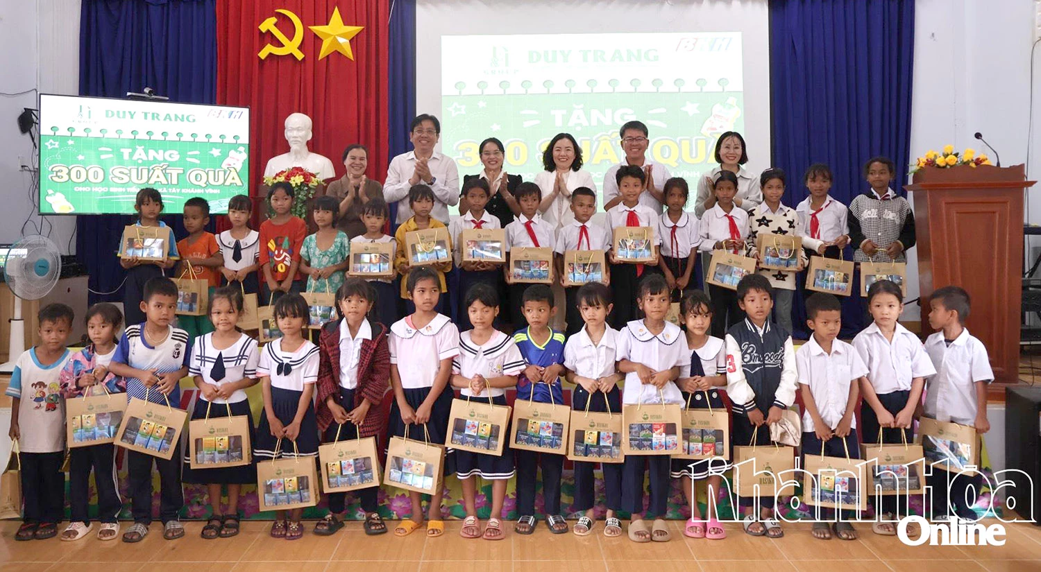 Lãnh đạo Báo và Phát Thanh, Truyền hình Khánh Hòa; Công ty Cổ phần rong biển DT Khánh Hòa; xã Tây Khánh Vĩnh tặng quà cho học sinh.