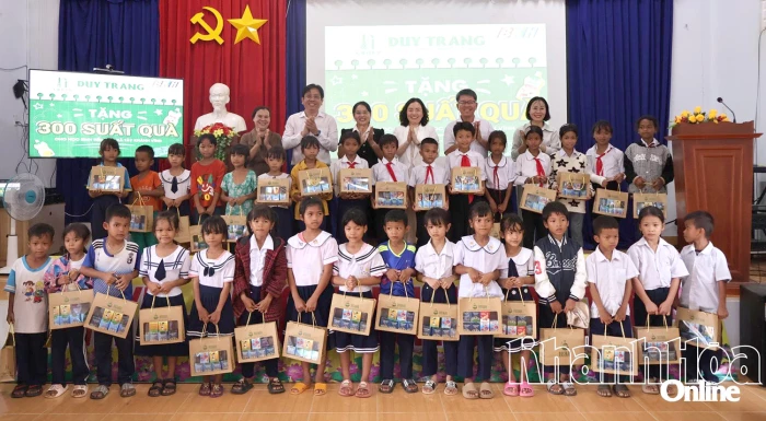 Báo và Phát thanh, Truyền hình Khánh Hòa và Công ty Cổ phần Rong biển DT Khánh Hòa trao 300 suất quà cho học sinh xã Tây Khánh Vĩnh