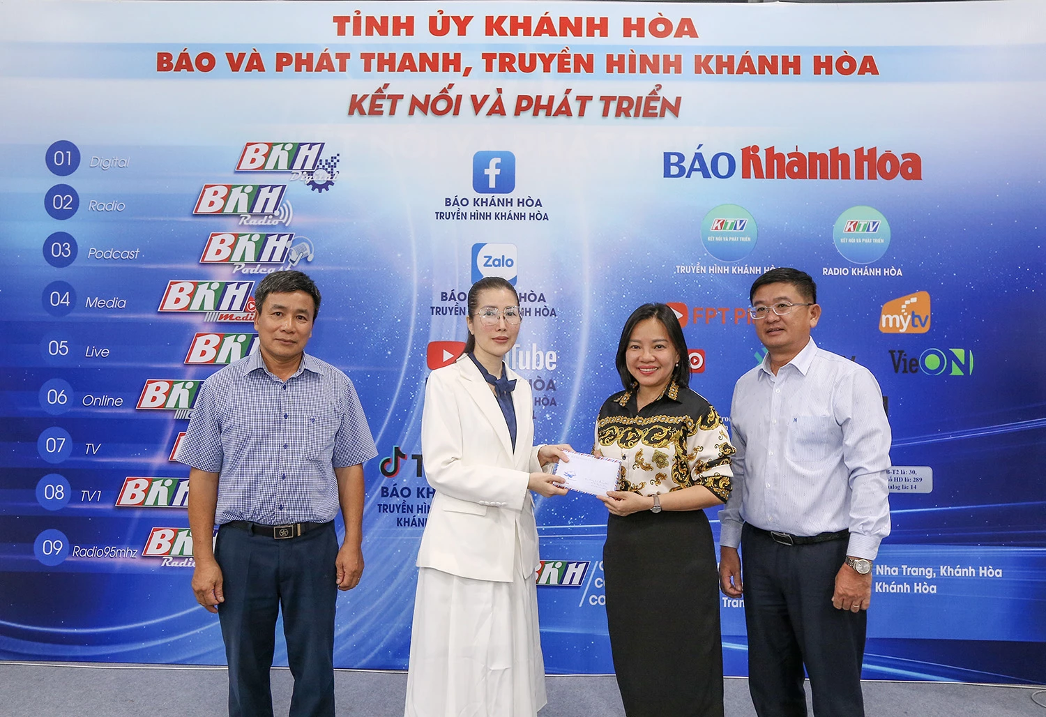 Lãnh đạo Báo và Phát thanh, Truyền hình Khánh Hòa tiếp nhận số tiền ủng hộ từ Doanh nghiệp tư nhân Thanh Hải.