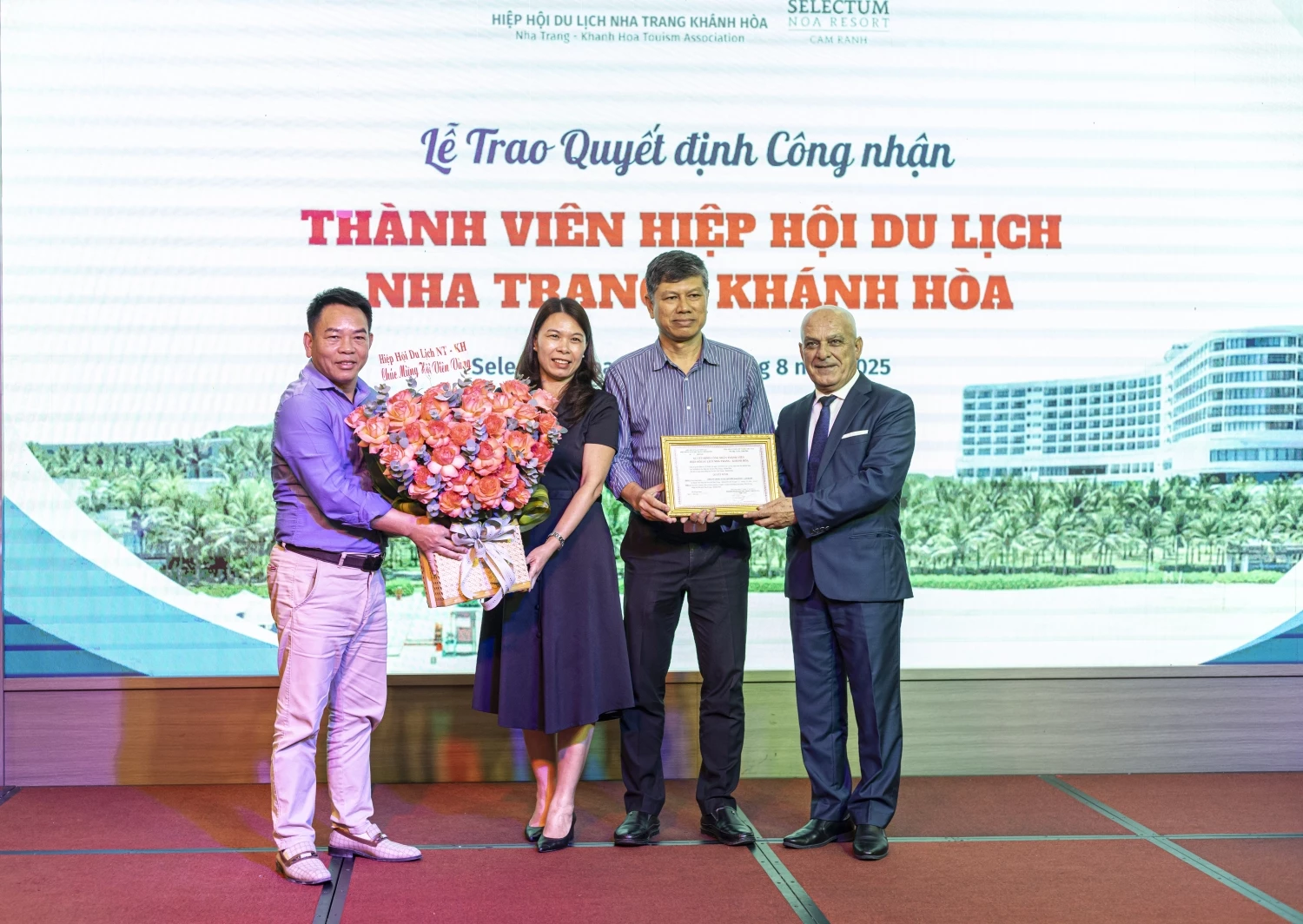 Lãnh đâọ Hiệp hội Du lịch Nha Trang - Khánh Hòa trao giấy chứng nhận hội viên cho Công ty Cổ phần Đầu tư Du lịch Biển Nam Hùng – Cam Ranh