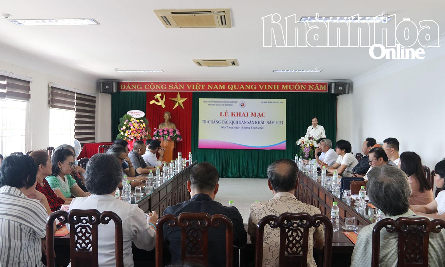 Quang cảnh buổi khai mạc.