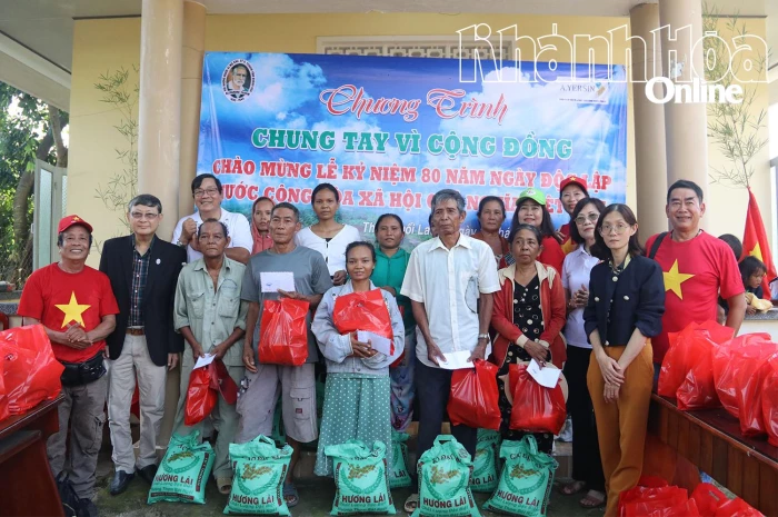 Tặng 60 phần quà cho người dân thôn Suối Lau 2