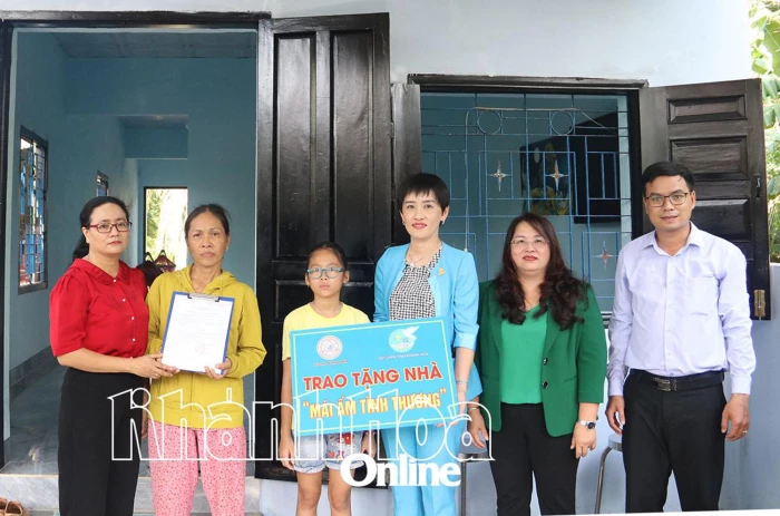Bàn giao nhà “Mái ấm tình thương” cho phụ nữ có hoàn cảnh khó khăn