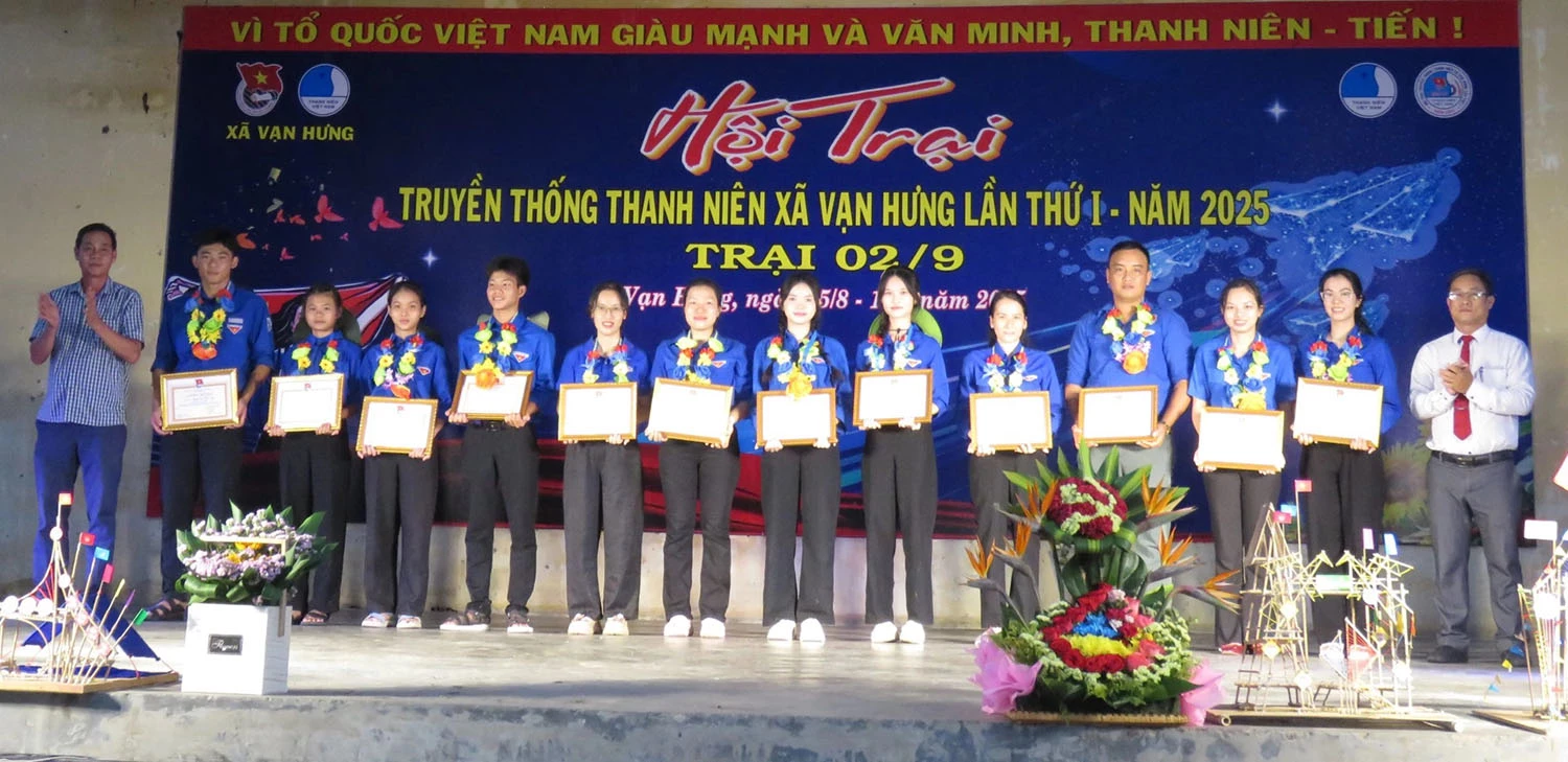 Tuyên dương các thanh niên tiên tiến.