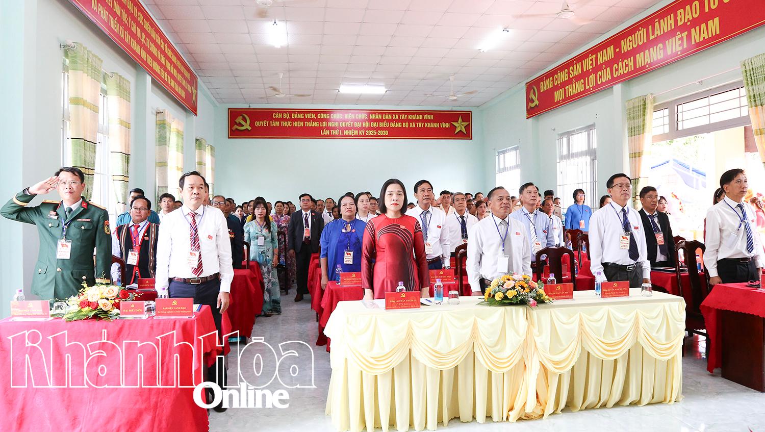 Các đại biểu thực hiện nghi lễ chào cờ.