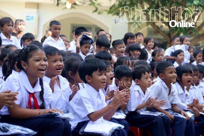 Áo trắng yêu thương cùng em đến trường
