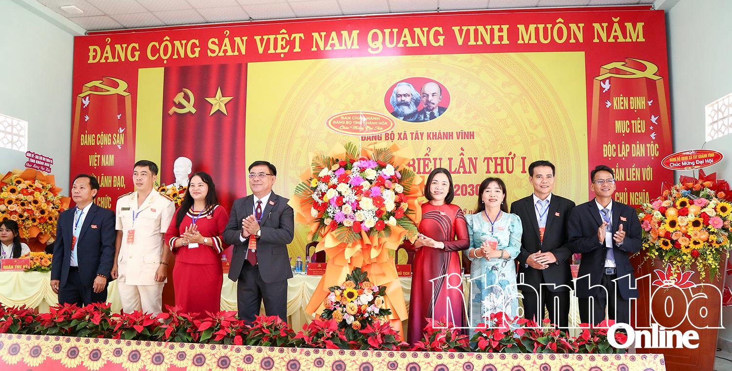 Đồng chí Trần Thu Mai tặng hoa chúc mừng đại hội.