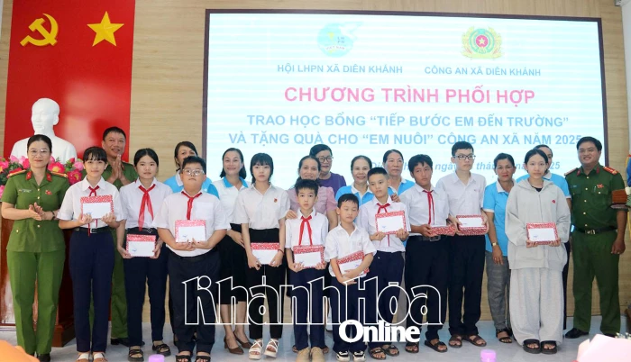 Trao 45 suất học bổng, quà cho học sinh có hoàn cảnh khó khăn ở xã Diên Khánh