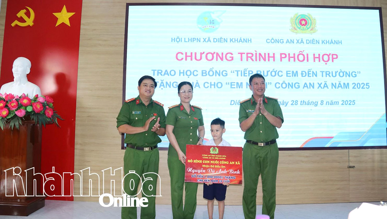 Tặng quà cho em nuôi của Công an xã.