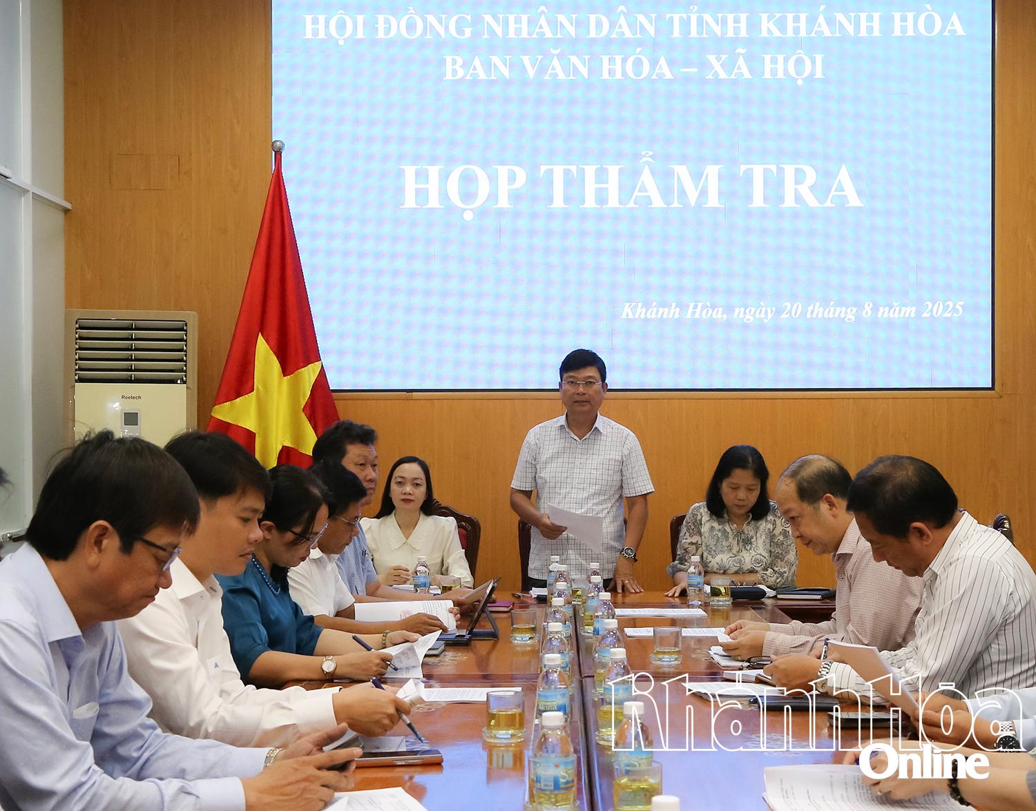 Ông Nguyễn Quang Nhật - Trưởng Ban Văn hóa - Xã hội HĐND tỉnh phát biểu kết luận cuộc họp.