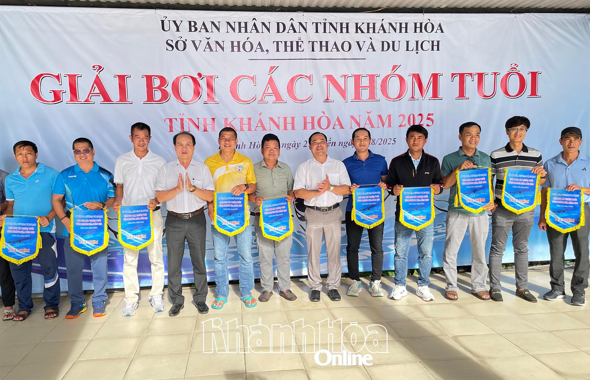 Ban tổ chức trao cờ lưu niệm cho đại diện các đơn vị về tham dự giải.