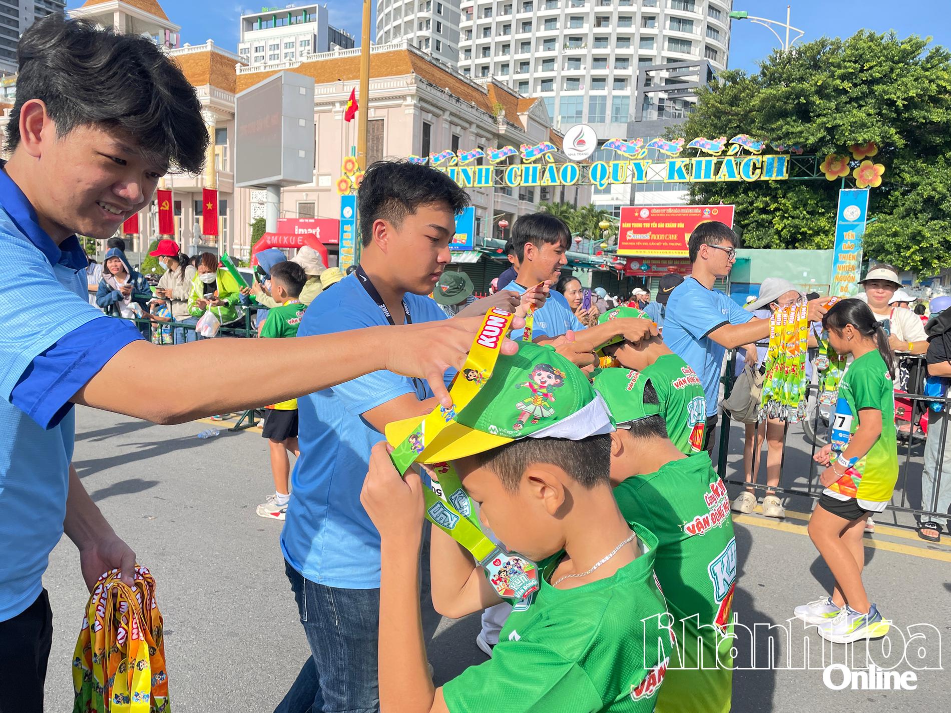 Các em nhỏ nhận huy chương hoàn thành đường chạy Kun Marathon.