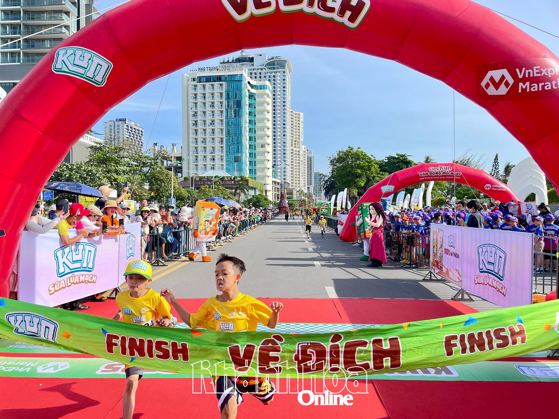 Các em cạnh tranh thứ hạng trước vạch đích.