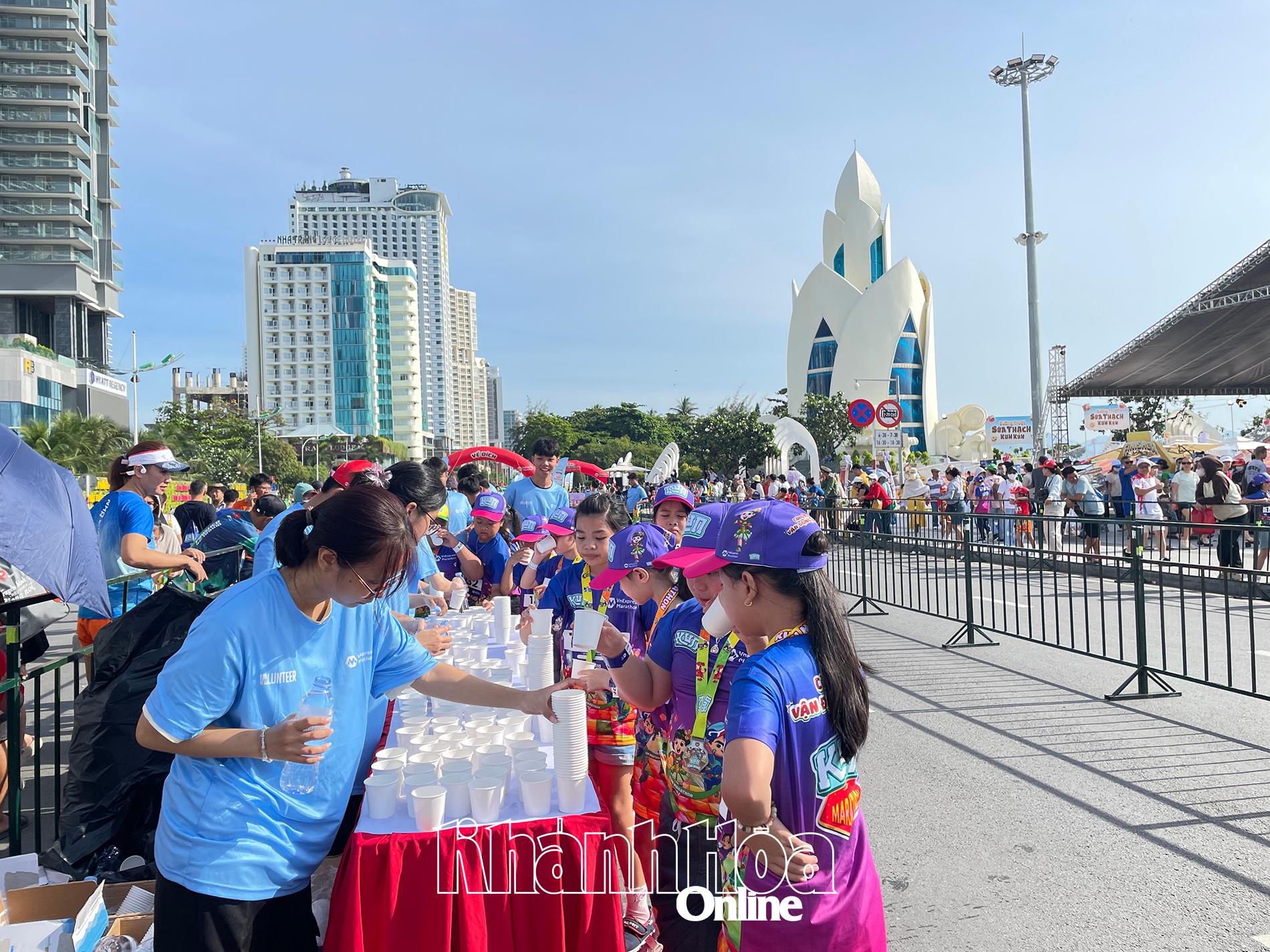 Ban tổ chức phục vụ nước uống sau khi các em kết thúc đường chạy.