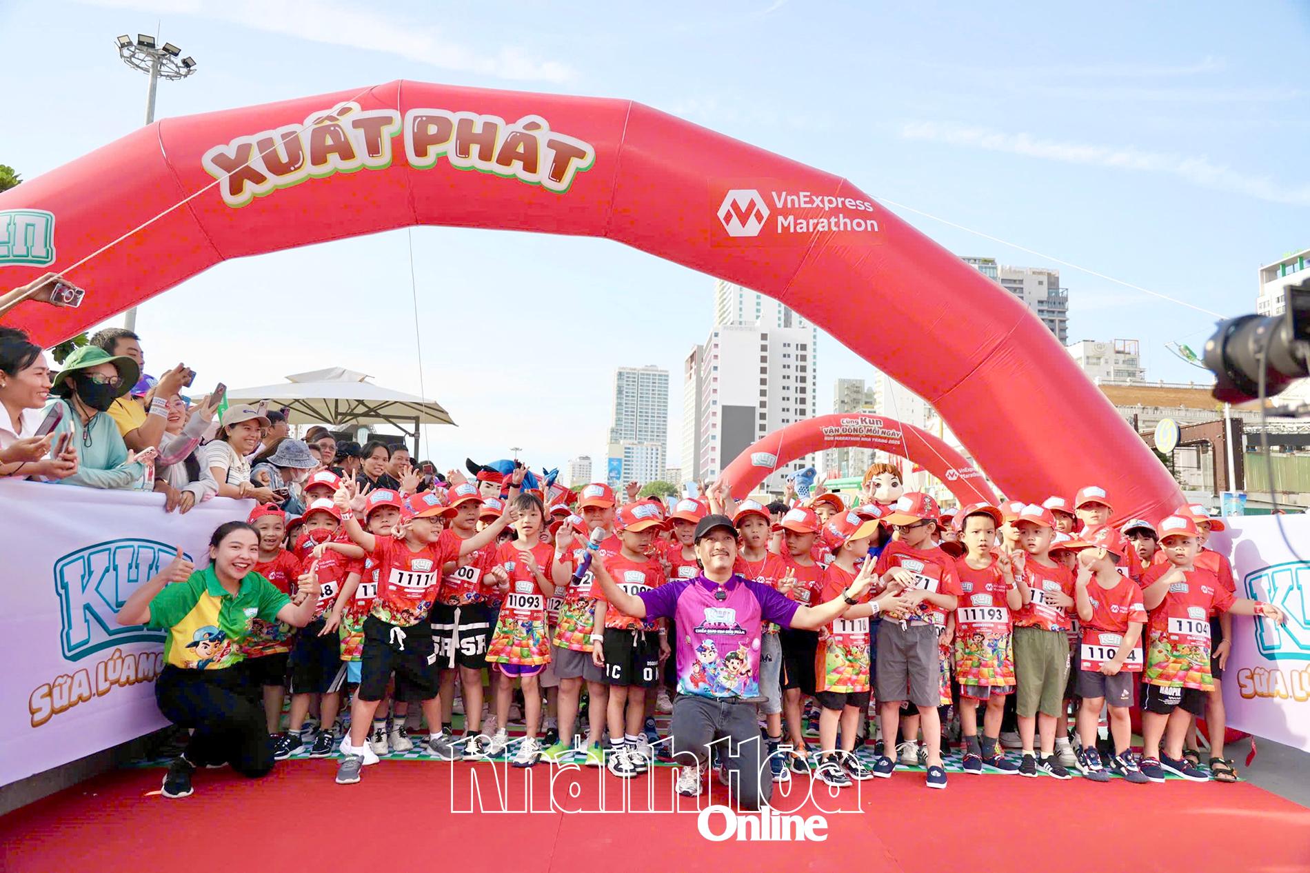 Trường Giang đồng hành trên đường chạy các em nhỏ 6 tuổi.