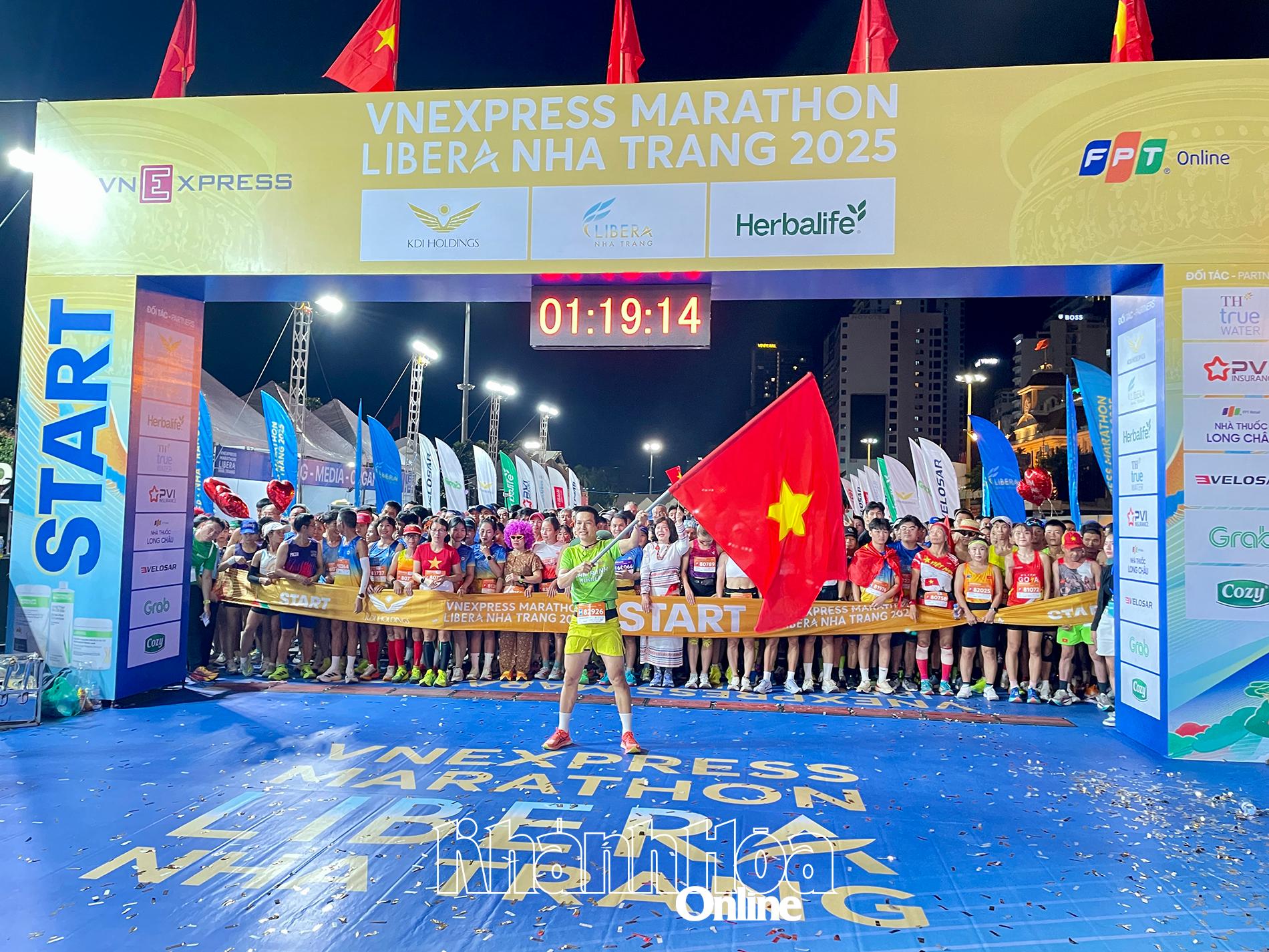 Các runner cự ly 21km háo hức trước giờ xuất phát.