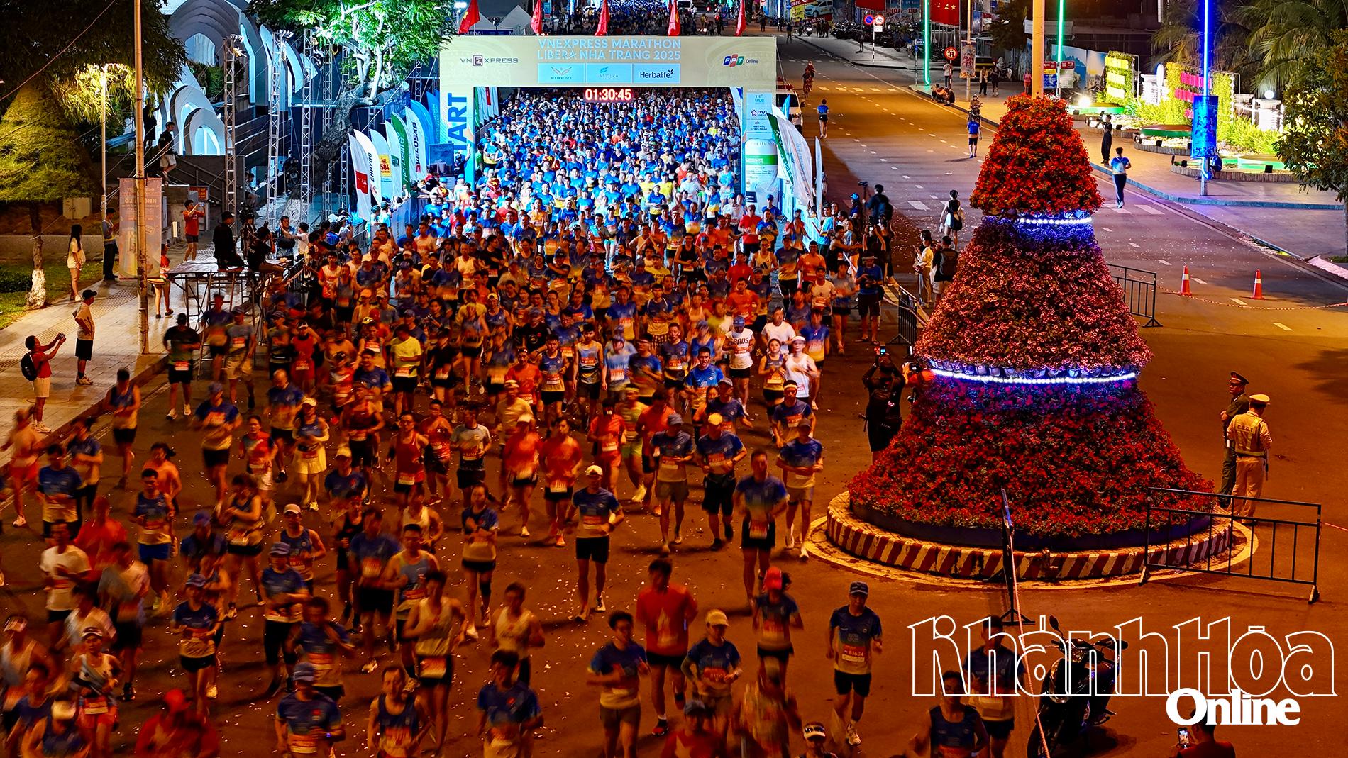 Hơn 4.000 runner cự ly 21km bắt đầu tranh tài.