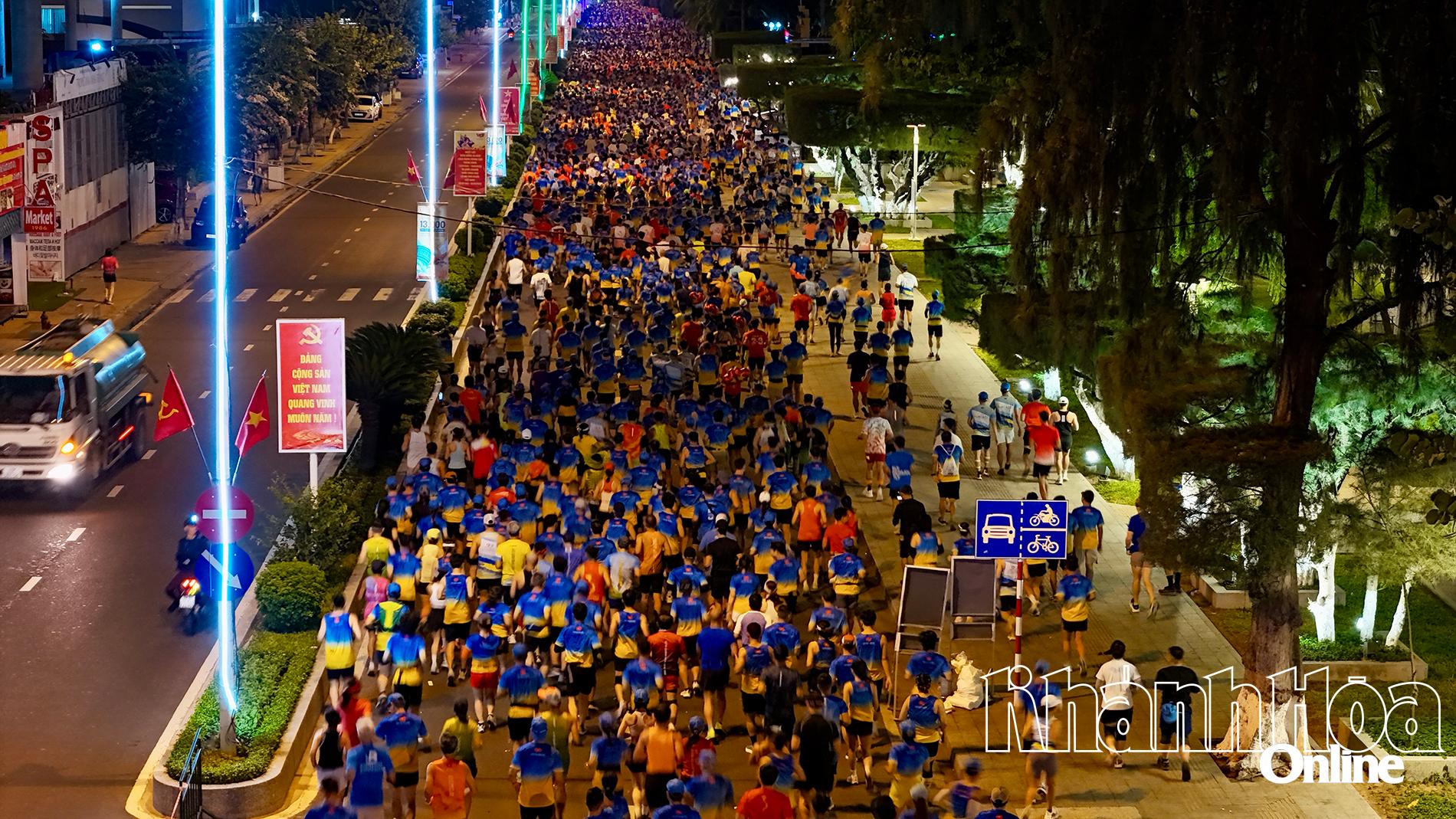 Hàng nghìn runner lấp kín đường chạy Nha Trang.