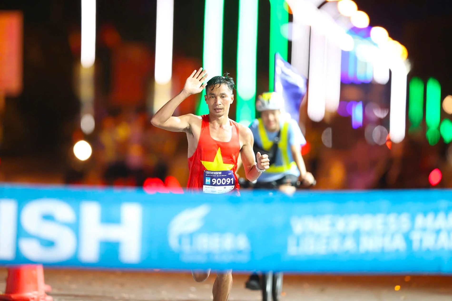 Vận động viên Nguyễn Văn Lai cán đích đầu tiên cự ly 42km. (Nguồn: VnExpress Marathon Libera Nha Trang)
