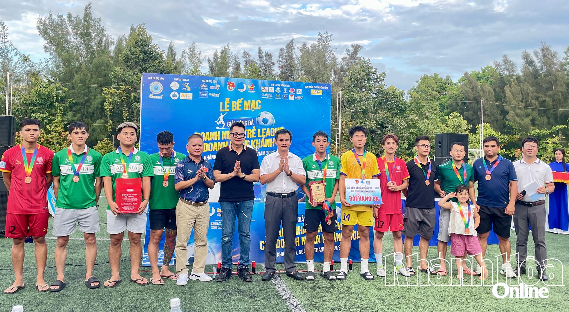 Trao giải cho đội hạng ba QM Event.