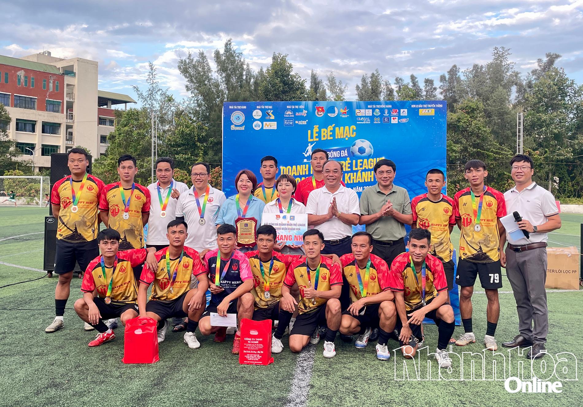 Trao giải cho đội hạng nhì Happy Here.