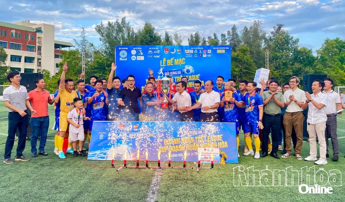 Đội Sanest Khánh Hòa vô địch Giải bóng đá doanh nhân trẻ League Cup doanh nhân Khánh Hòa