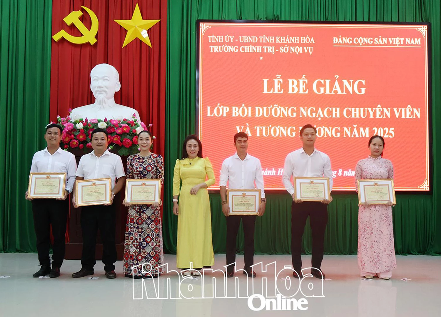 Lãnh đạo Trường Chính trị tỉnh tặng giấy khen cho các học viên có thành tích tốt trong học tập và rèn luyện.