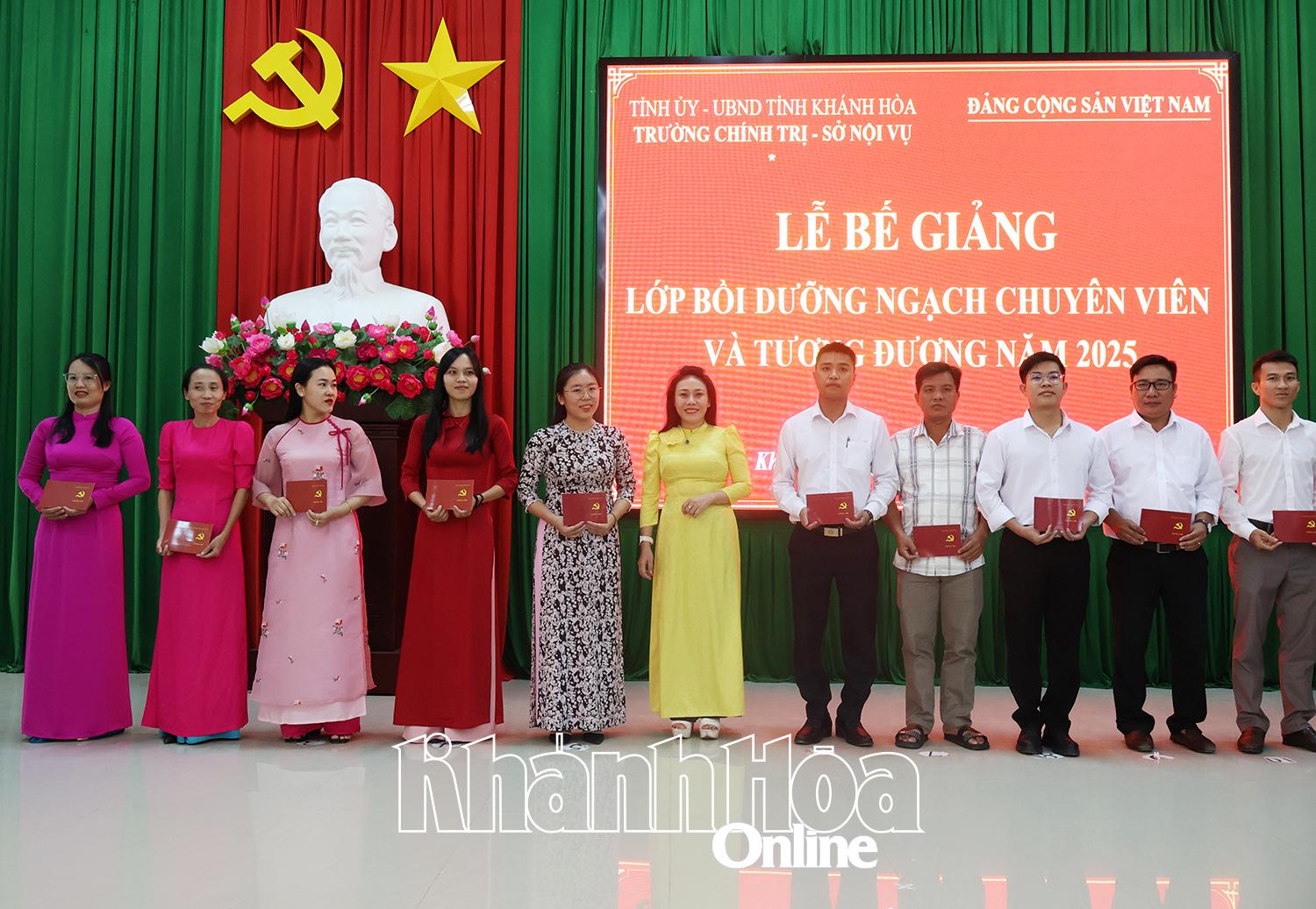 Lãnh đạo Trường Chính trị tỉnh trao chứng chỉ hoàn thành khóa học cho các học viên.