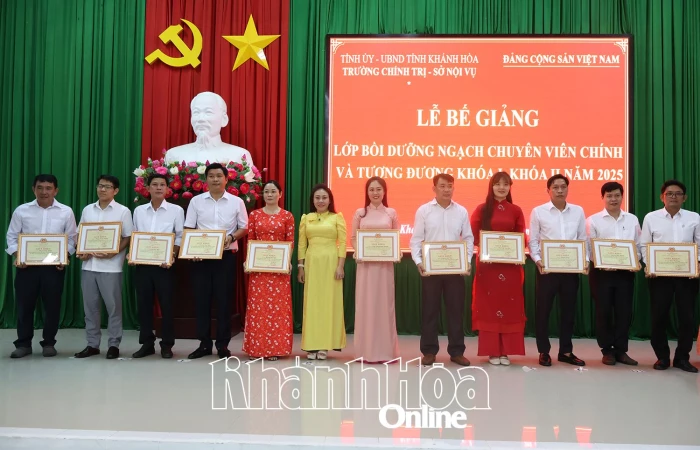 Bế giảng 2 khóa bồi dưỡng ngạch chuyên viên chính và tương đương 