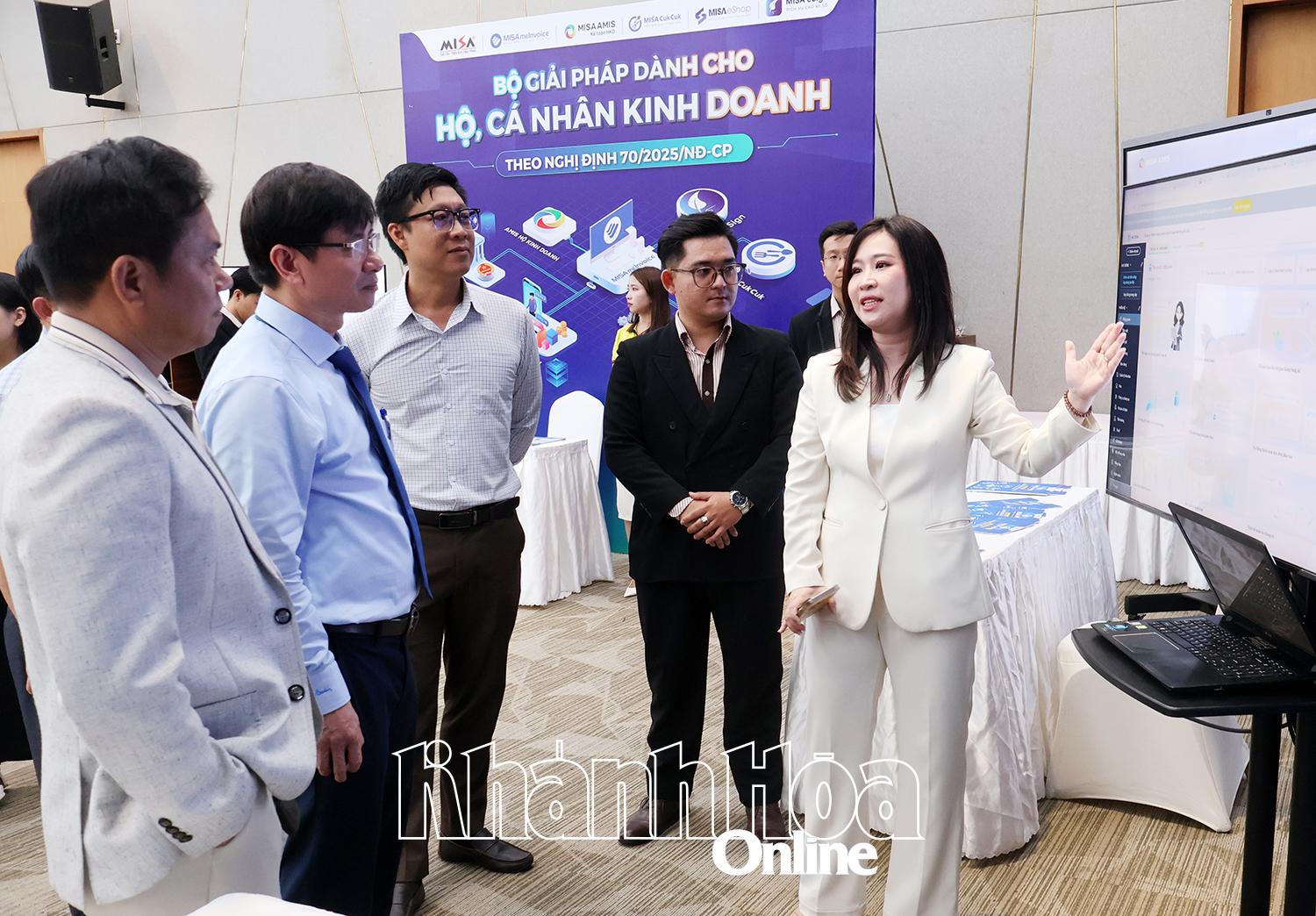 Các đại biểu tham quan, trải nghiệm sản phẩm.