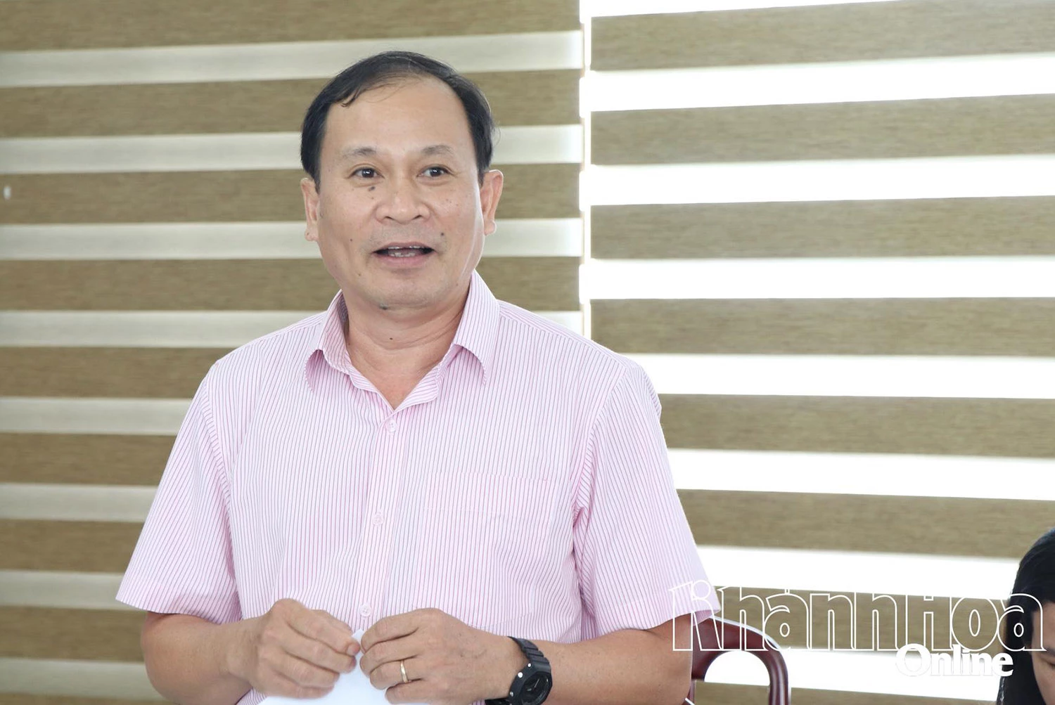 Ông Hồ Đắc Thích - Quyền Giám đốc Ngân hàng Chính sách xã hội chi nhánh tỉnh báo cáo tại phiên họp.