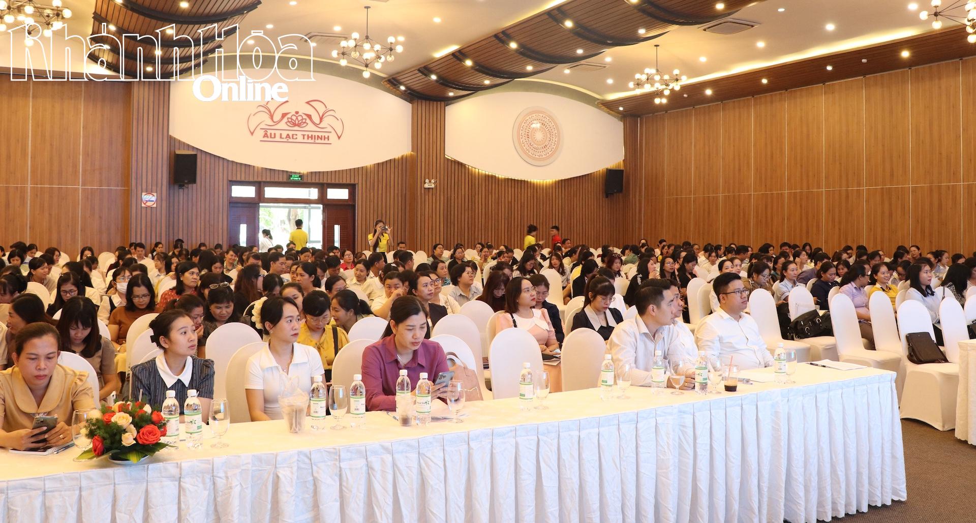 Các cán bộ, công chức làm công tác tài chính - kế toán tại UBND các xã, phường và đặc khu tham dự tập huấn.