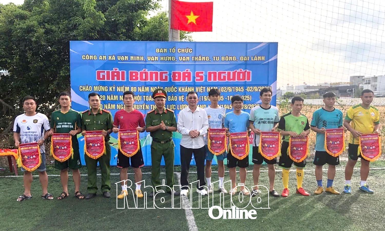 Lãnh đạo Công an xã Vạn Ninh và Trung tâm Văn hóa - Thông tin và Thể thao xã Vạn Ninh tặng cờ lưu niệm cho các đội.