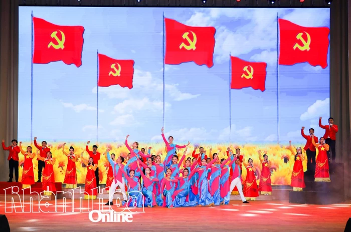 Biểu diễn báo cáo chương trình nghệ thuật chào mừng Đại hội đại biểu Đảng bộ tỉnh