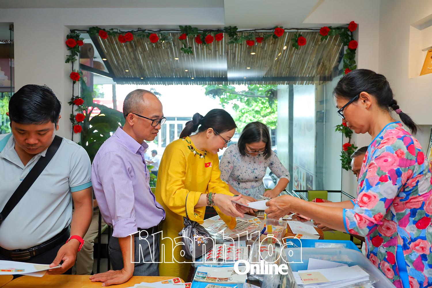Những người thích chơi tem giao lưu, tìm hiểu về những mẫu tem và vật phẩm bưu chính.