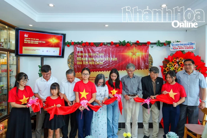 Trưng bày 70 khung tem bưu chính với chủ đề “80 năm - Vinh quang Việt Nam qua tem bưu chính”